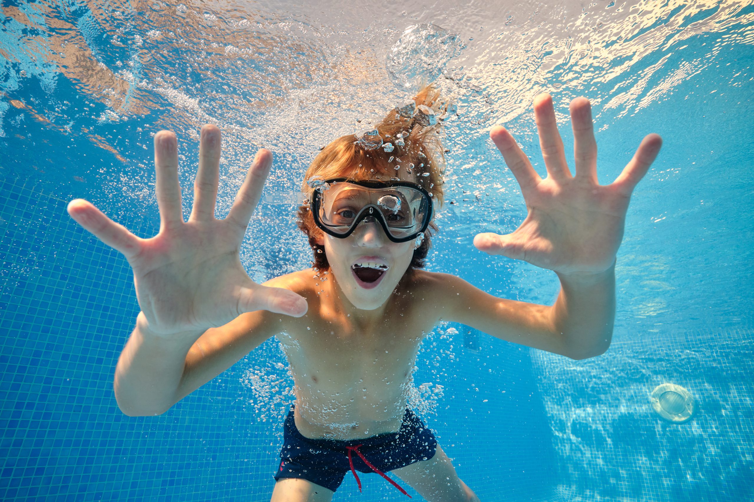 ragazzo che frequenta corso di nuoto