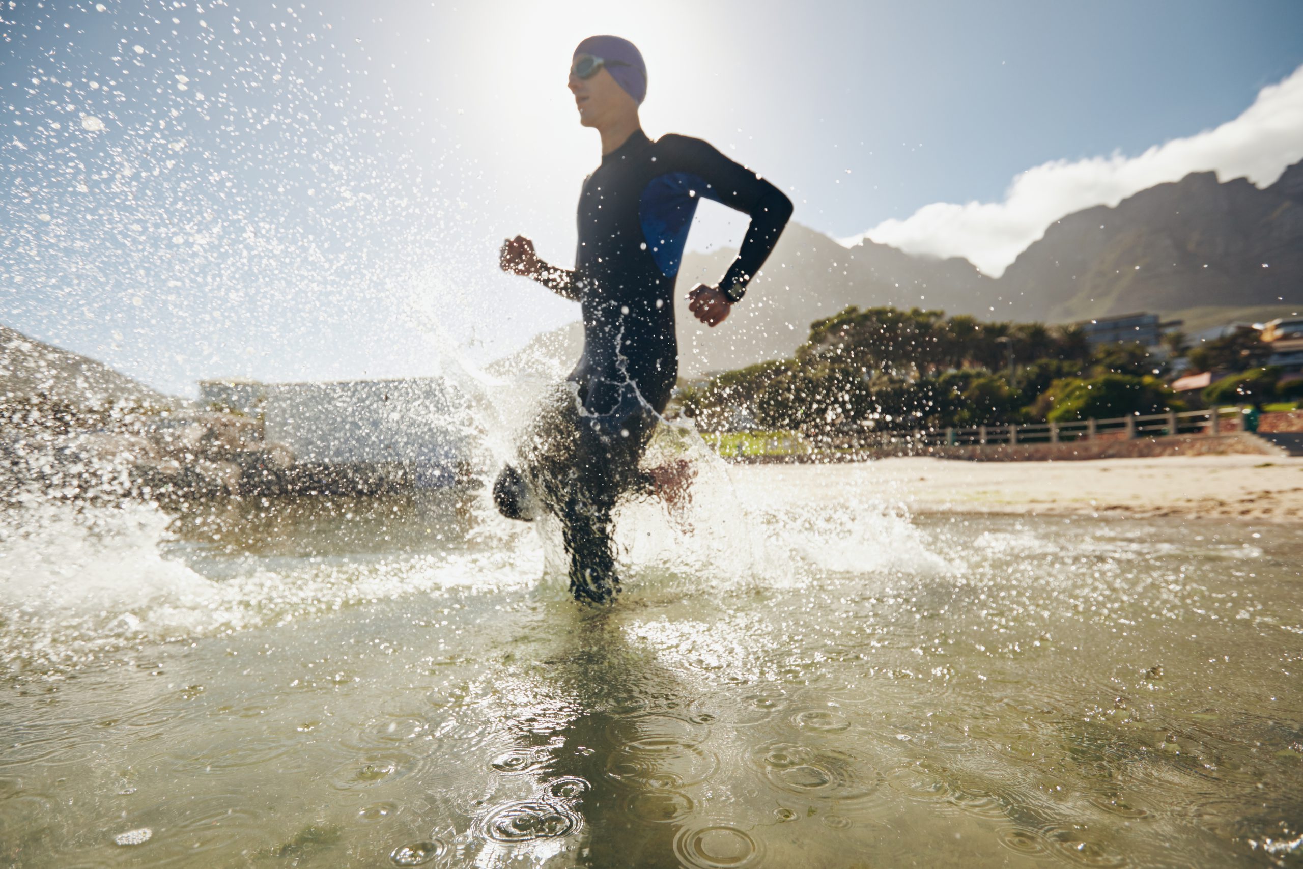 triatleta durante un tuffo in acqua